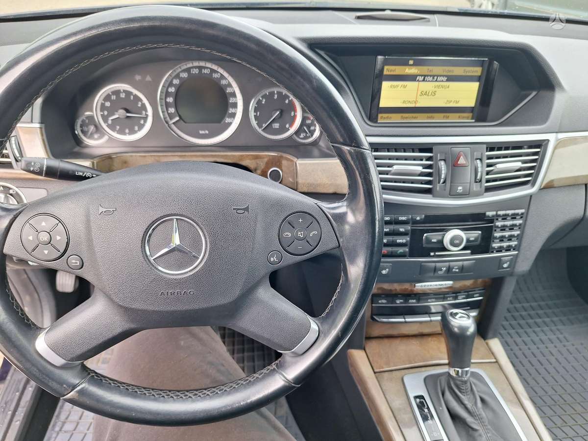 Mercedes-Benz E220 2010 — photo 22