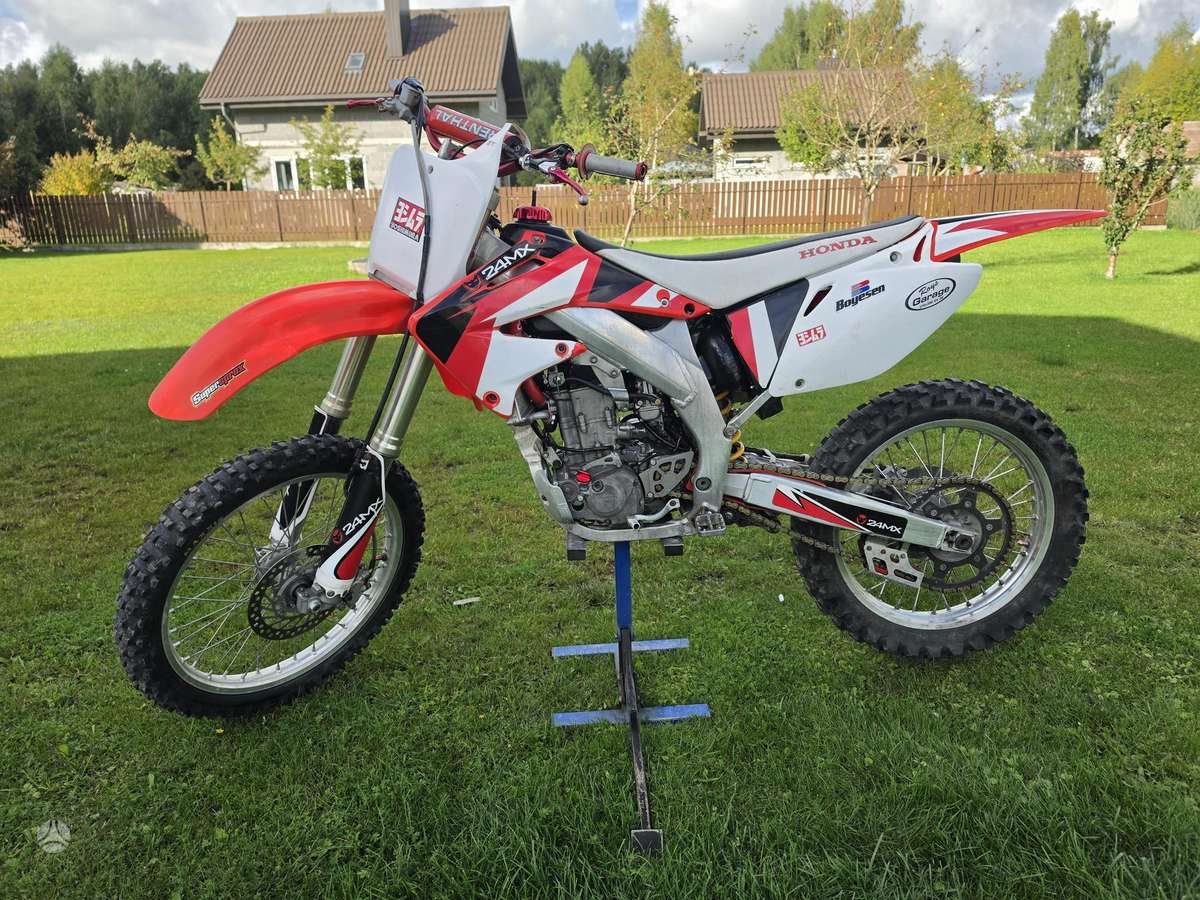 Honda CRF 2006 — rear view
