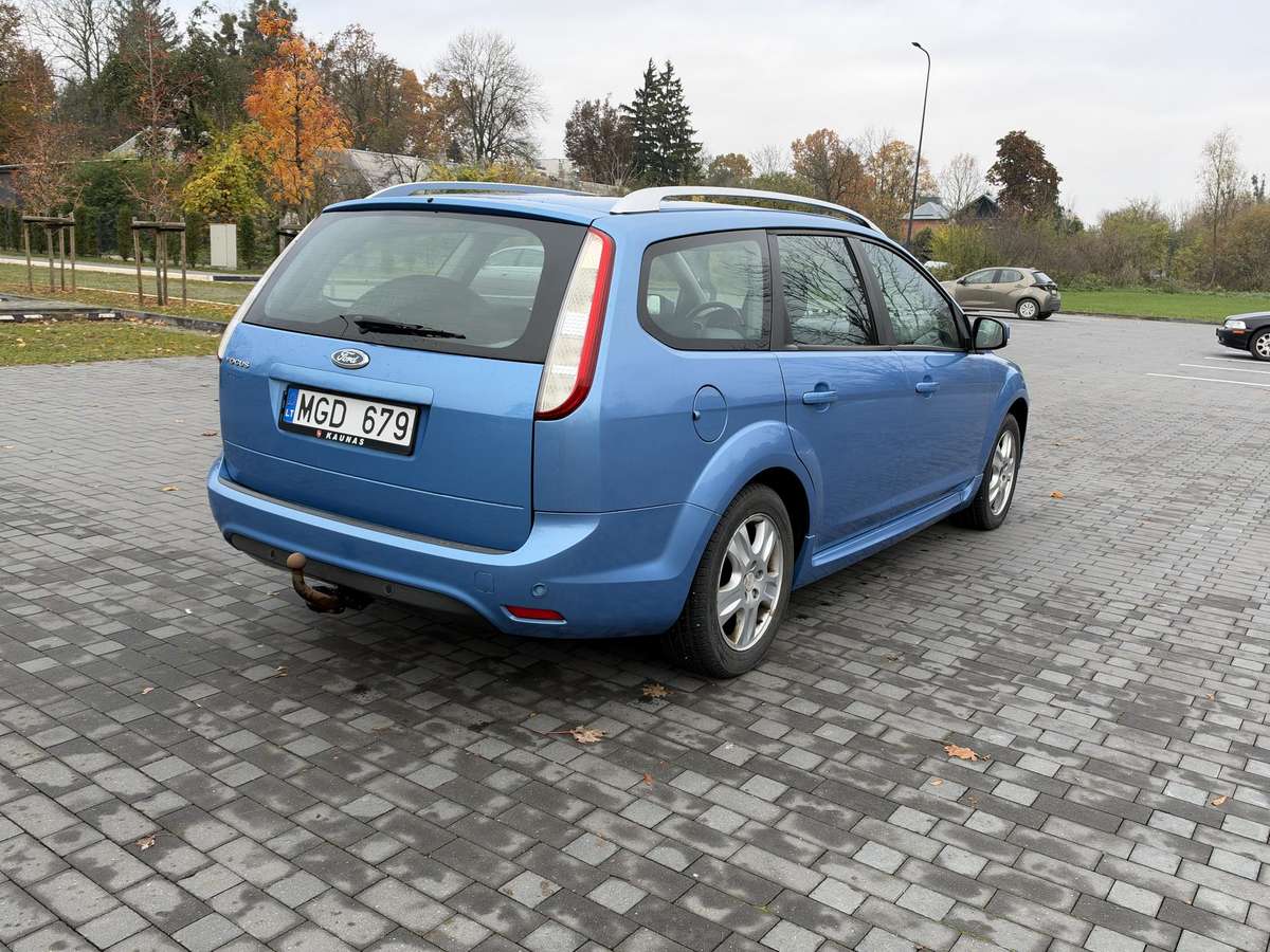 Ford Focus 2011 — photo 16