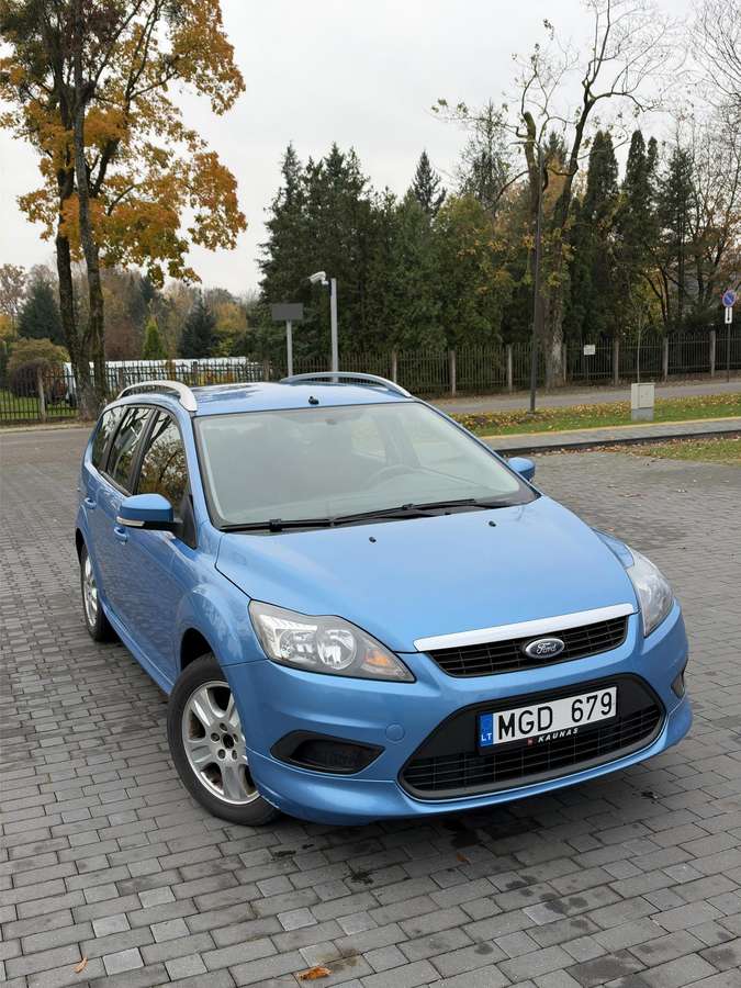 Ford Focus 2011 — rear view