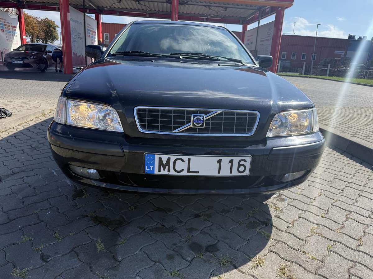Volvo V40 2004 — rear view