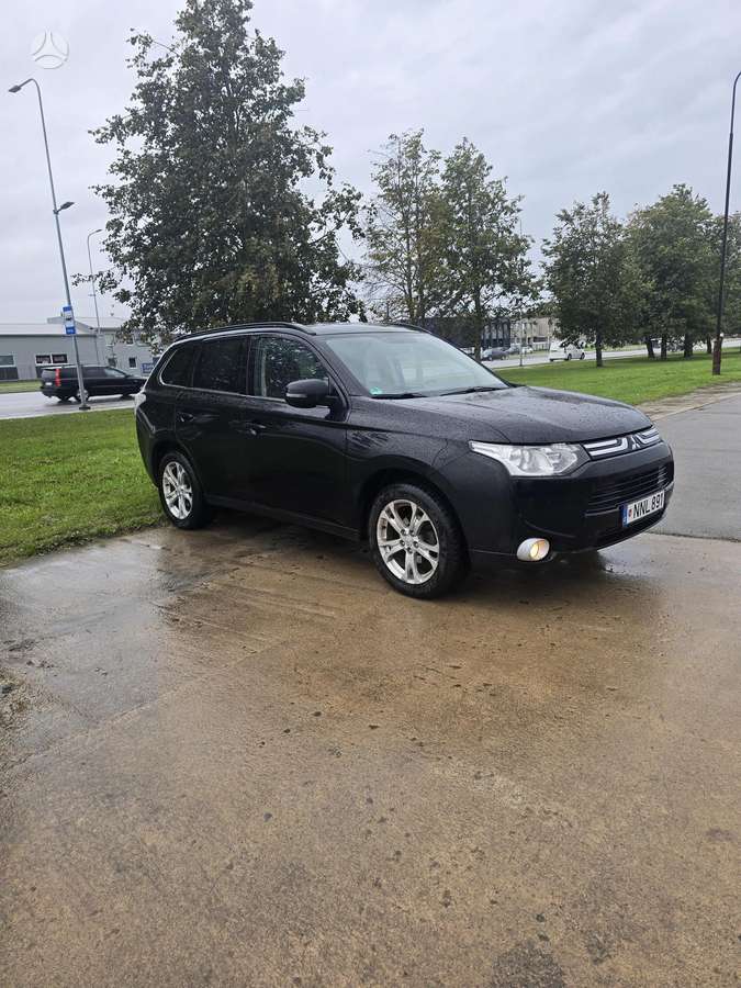 Mitsubishi Outlander 2013 — вигляд ззаду