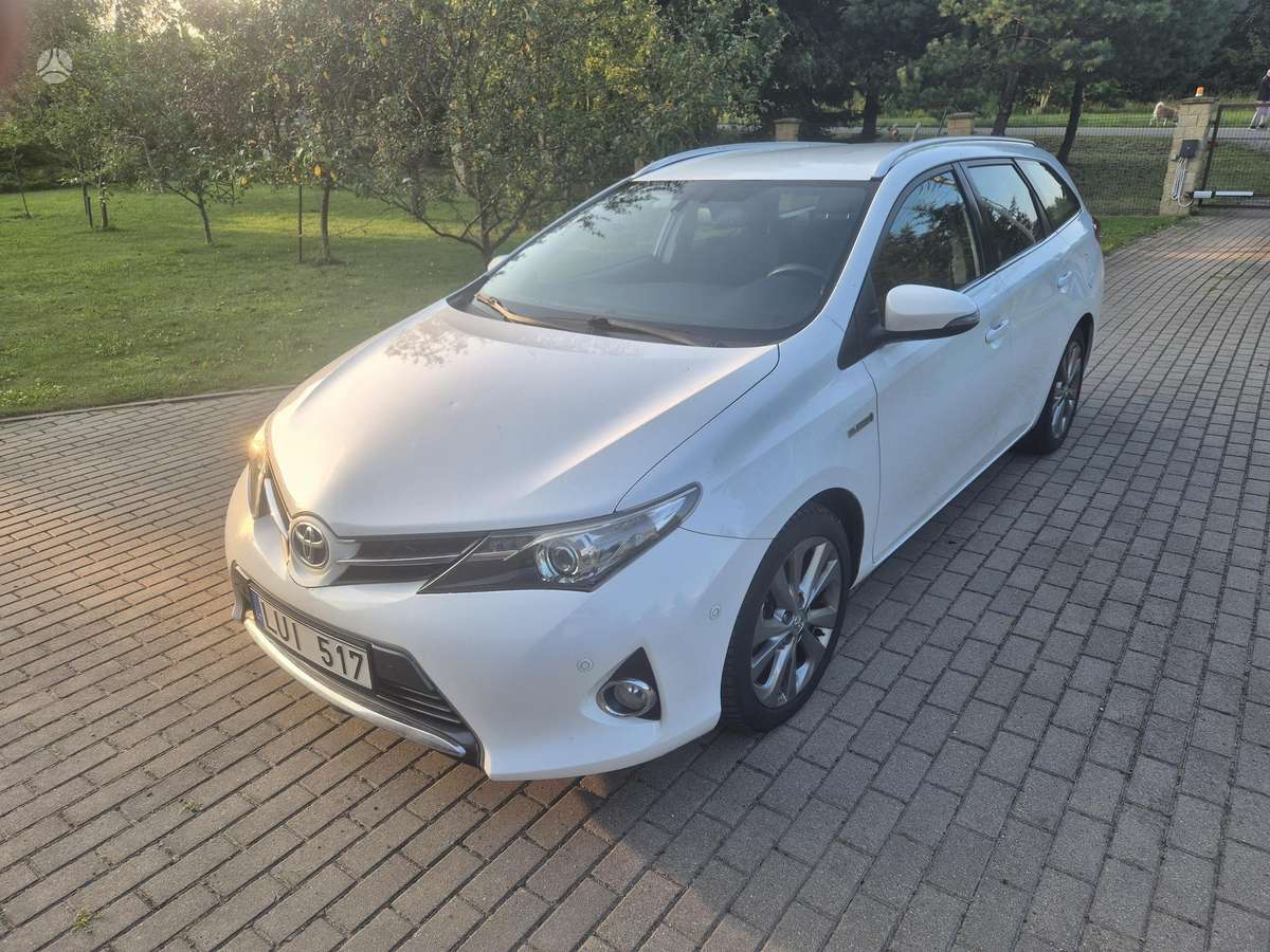 Toyota Auris 2014 — interior