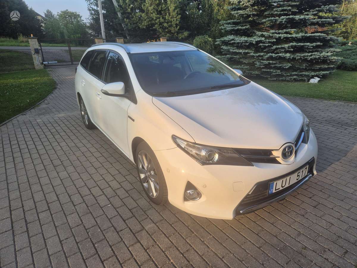 Toyota Auris 2014 — engine 1798 cm³, 136 HP (100kW)