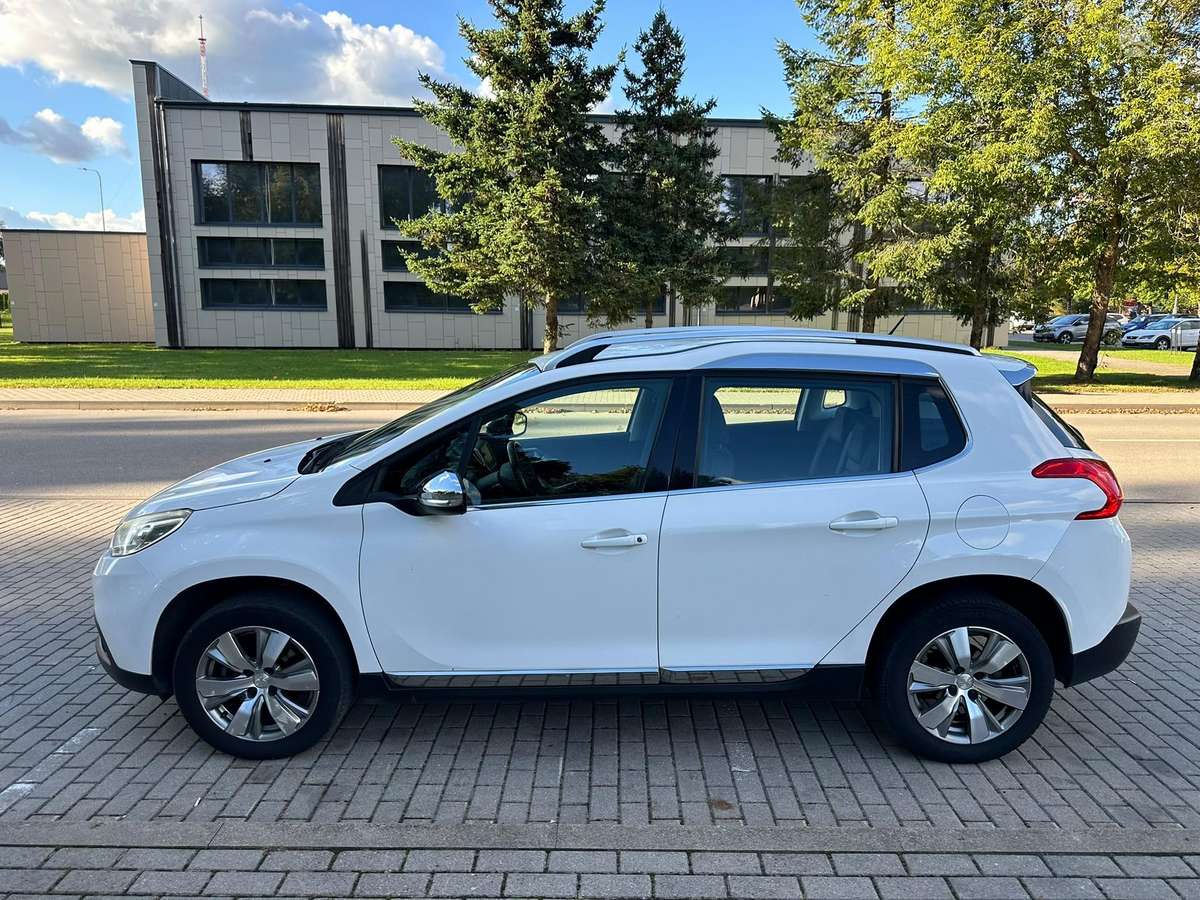 Peugeot 2008 2015 — вигляд ззаду