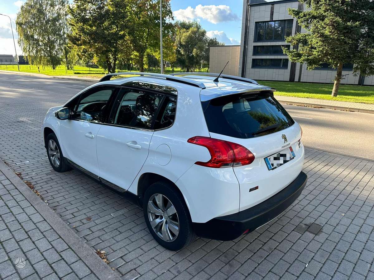 Peugeot 2008 2015 — салон