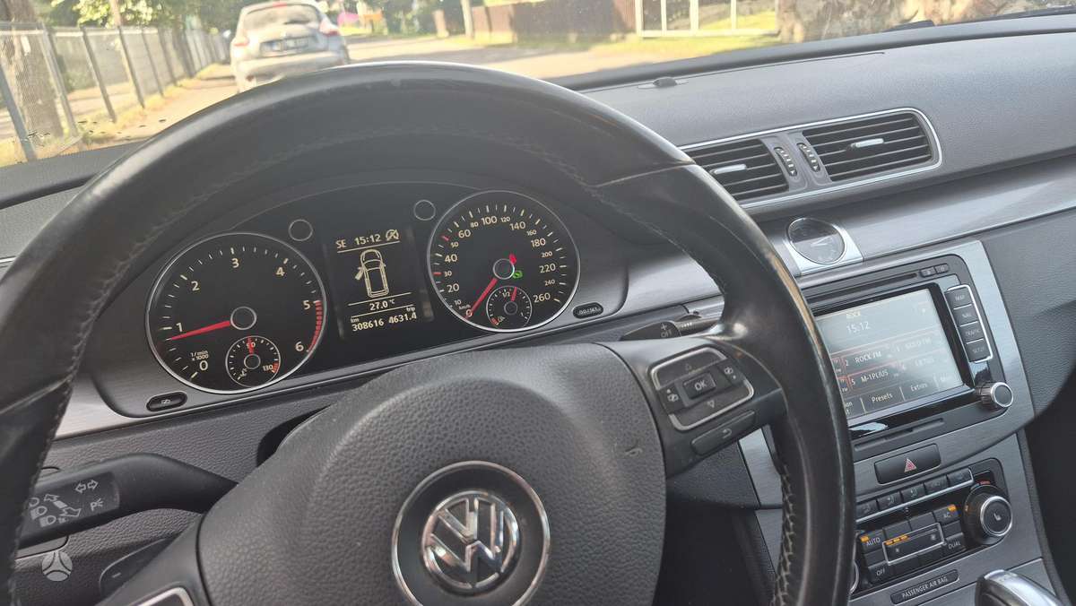 Volkswagen Passat 2011 — photo 17