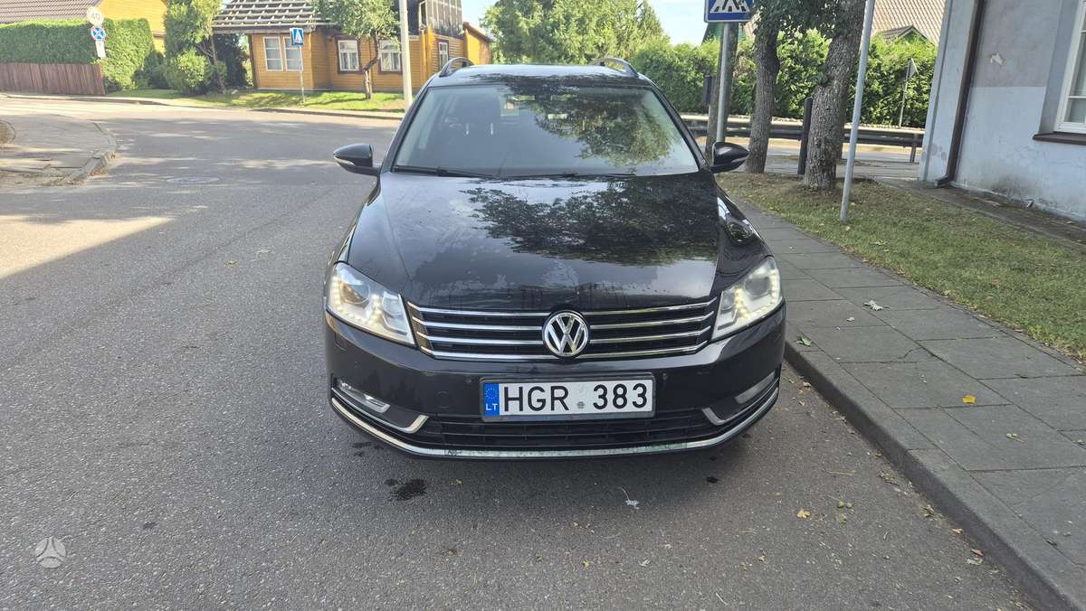 Volkswagen Passat 2011 — rear view