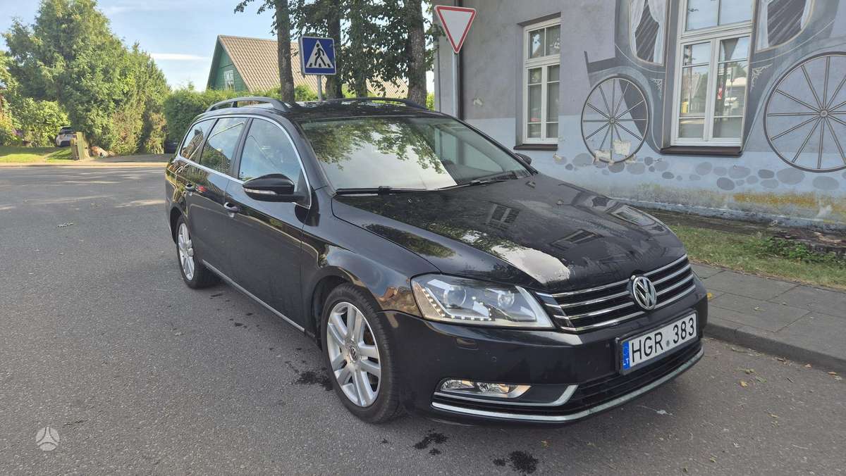 Volkswagen Passat 2011 — interior