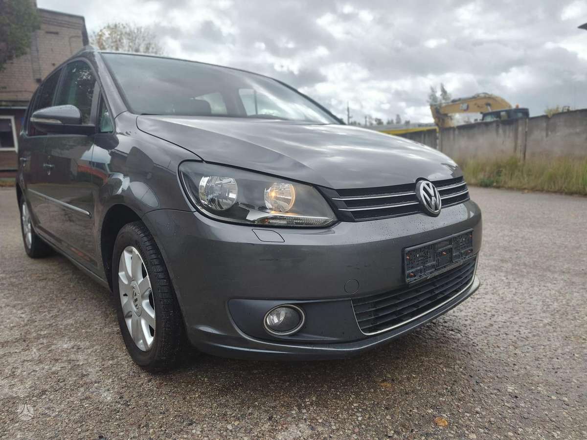 Volkswagen Touran 2014 — салон