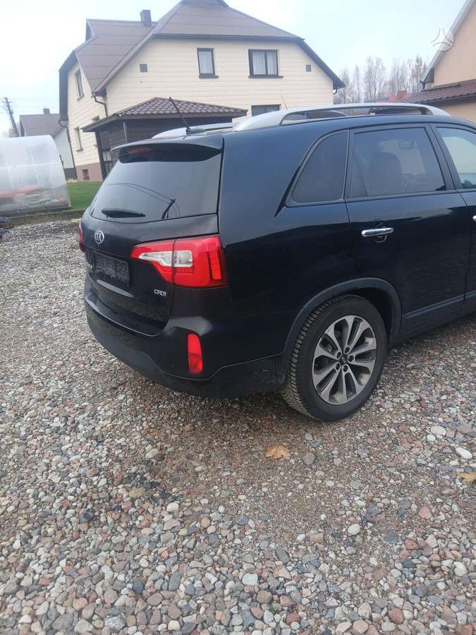 Kia Sorento 2015 — rear view