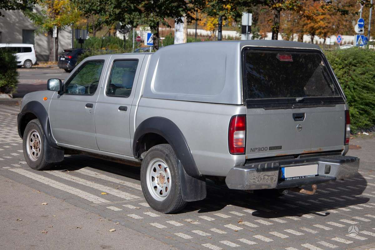 Nissan NP300 2012 — салон