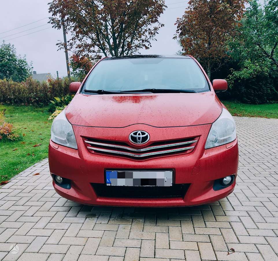Toyota Verso 2010 — rear view