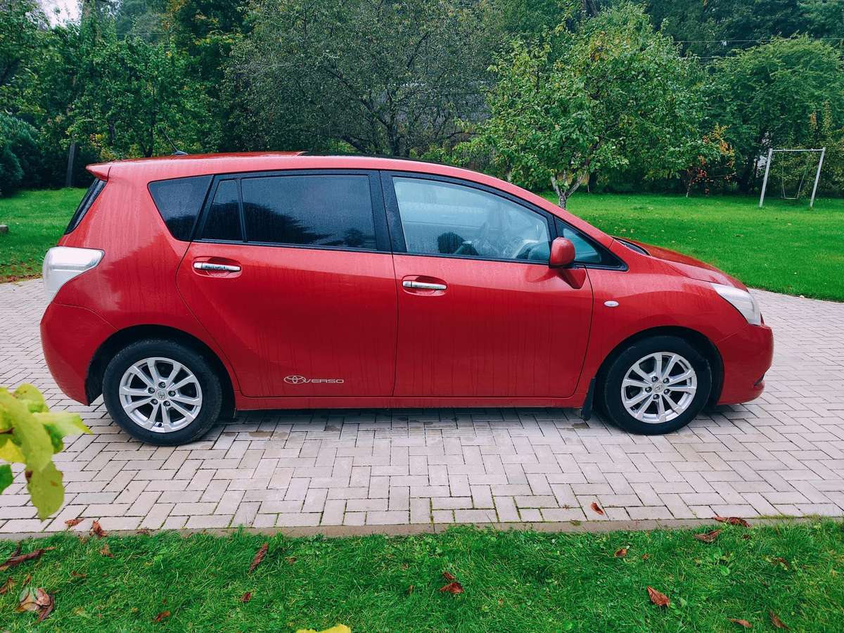 Toyota Verso 2010 — interior