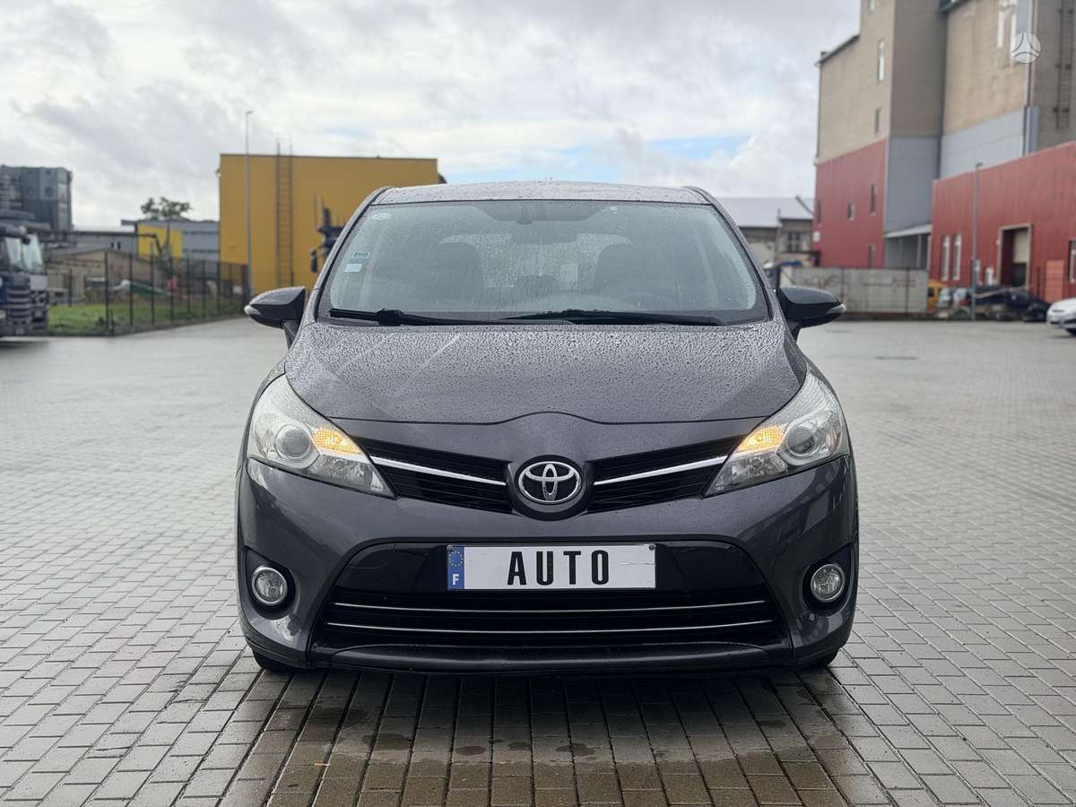 Toyota Verso 2014 — rear view