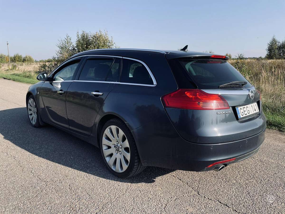 Opel Insignia 2010 — салон