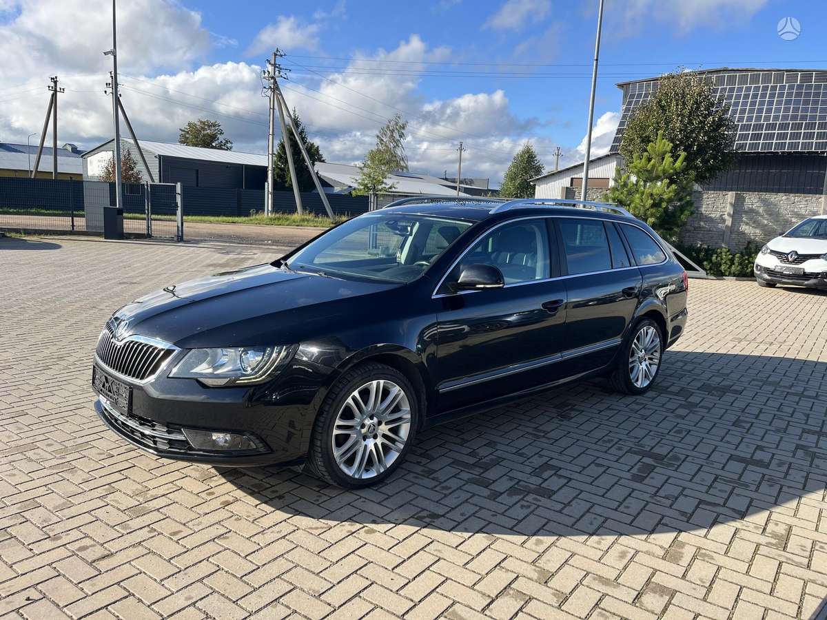 Skoda Superb 2014 — rear view