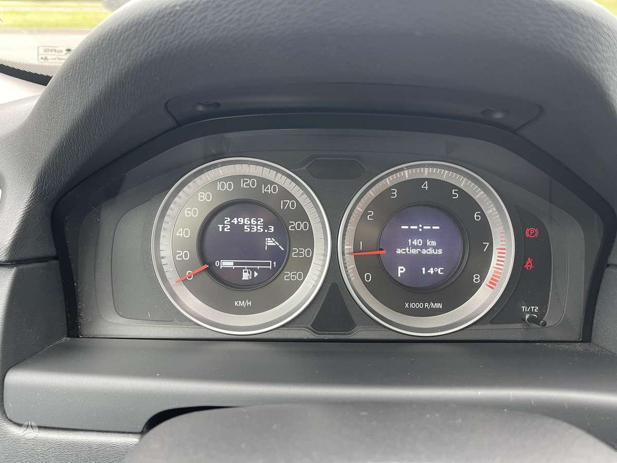 Volvo V70 2012 — photo 20