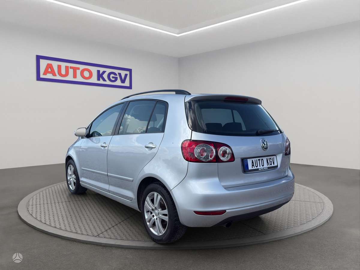 Volkswagen Golf 2009 — салон