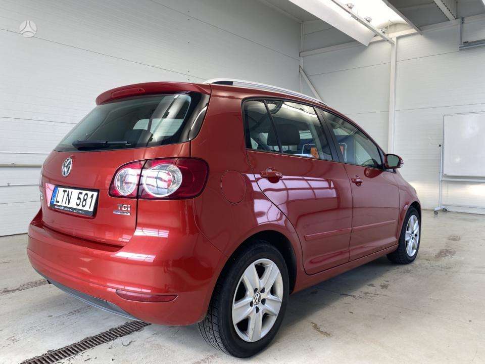 Volkswagen Golf 2010 — interior