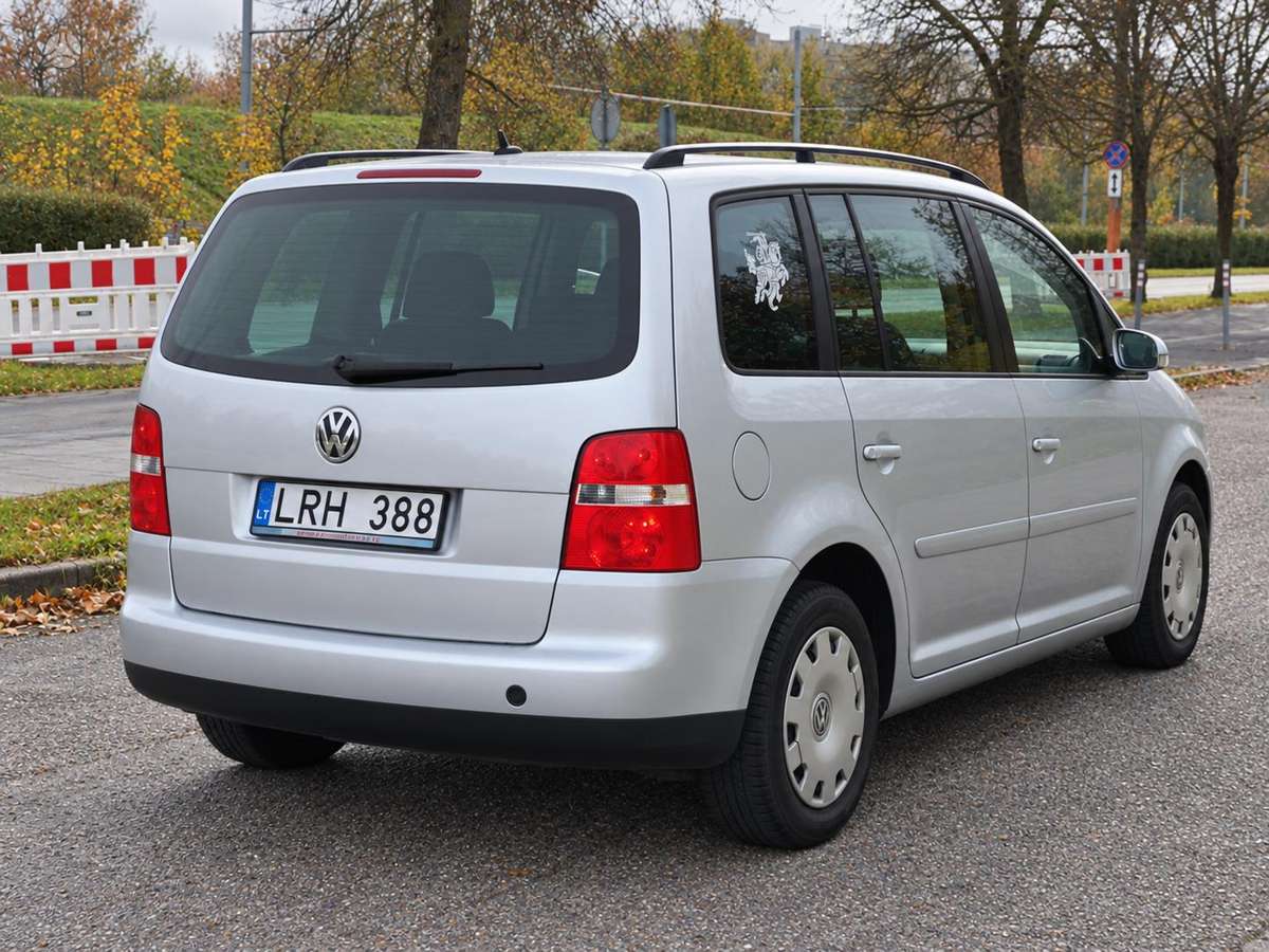 Volkswagen Touran 2006 — rear view