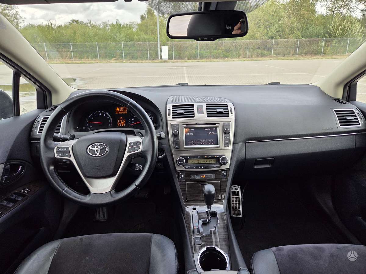 Toyota Avensis 2012 — photo 17