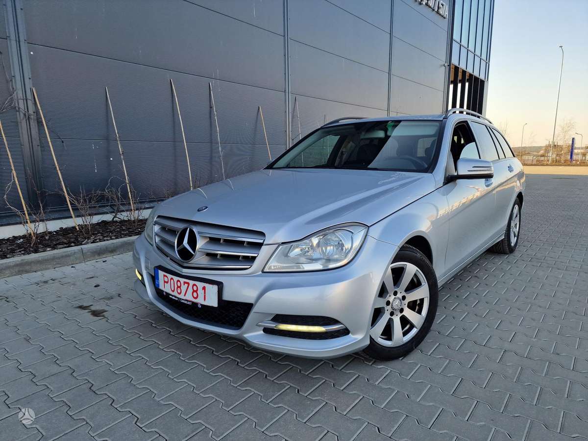 Mercedes-Benz C220 2012 — вигляд ззаду