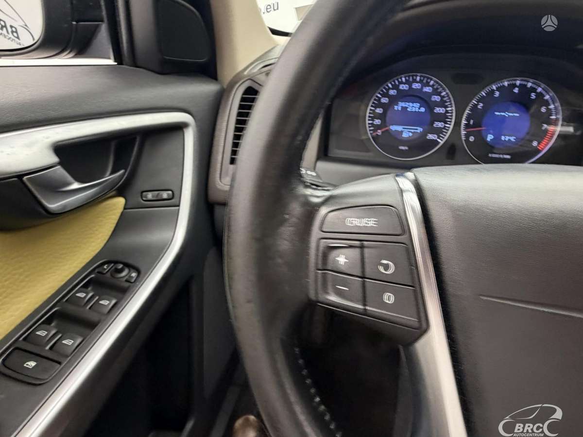 Volvo XC60 2011 — photo 29