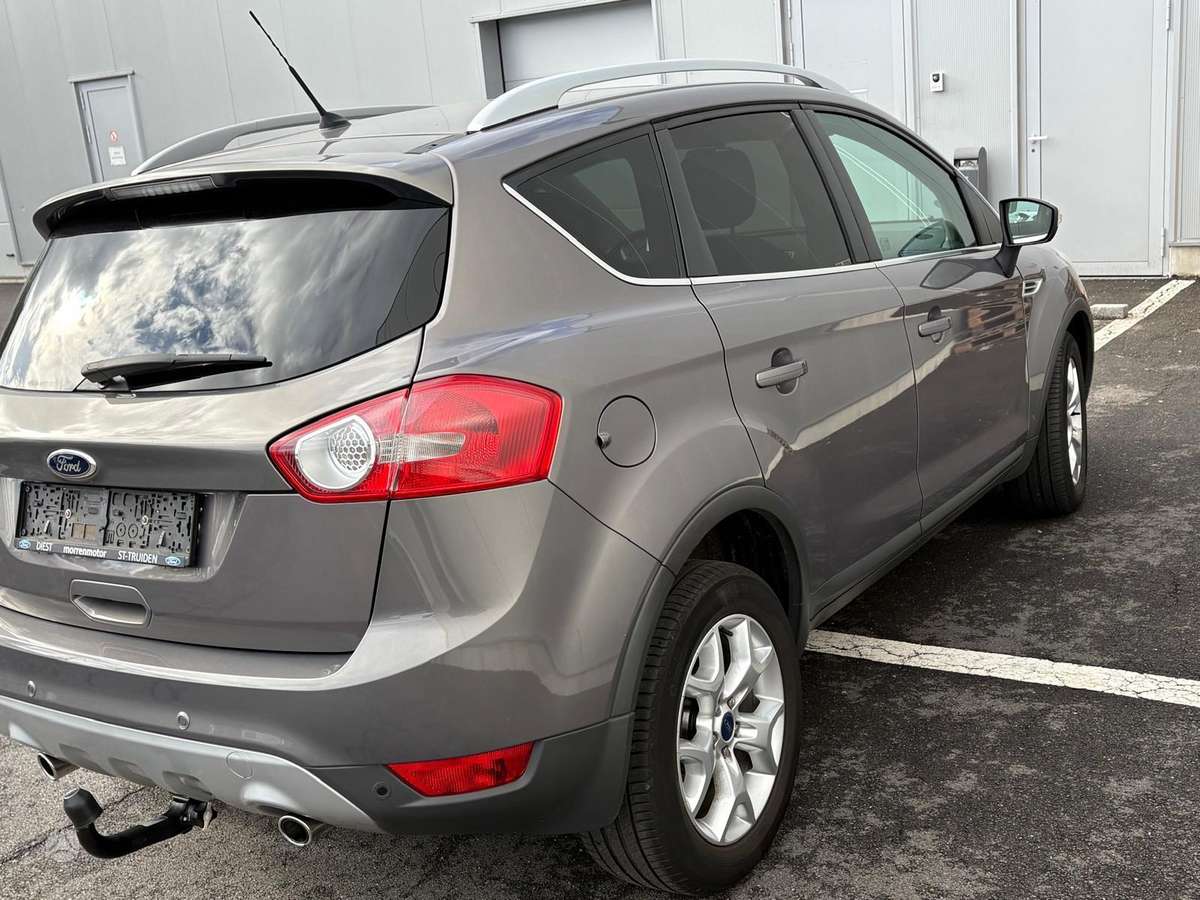 Ford Kuga 2012 — вигляд ззаду