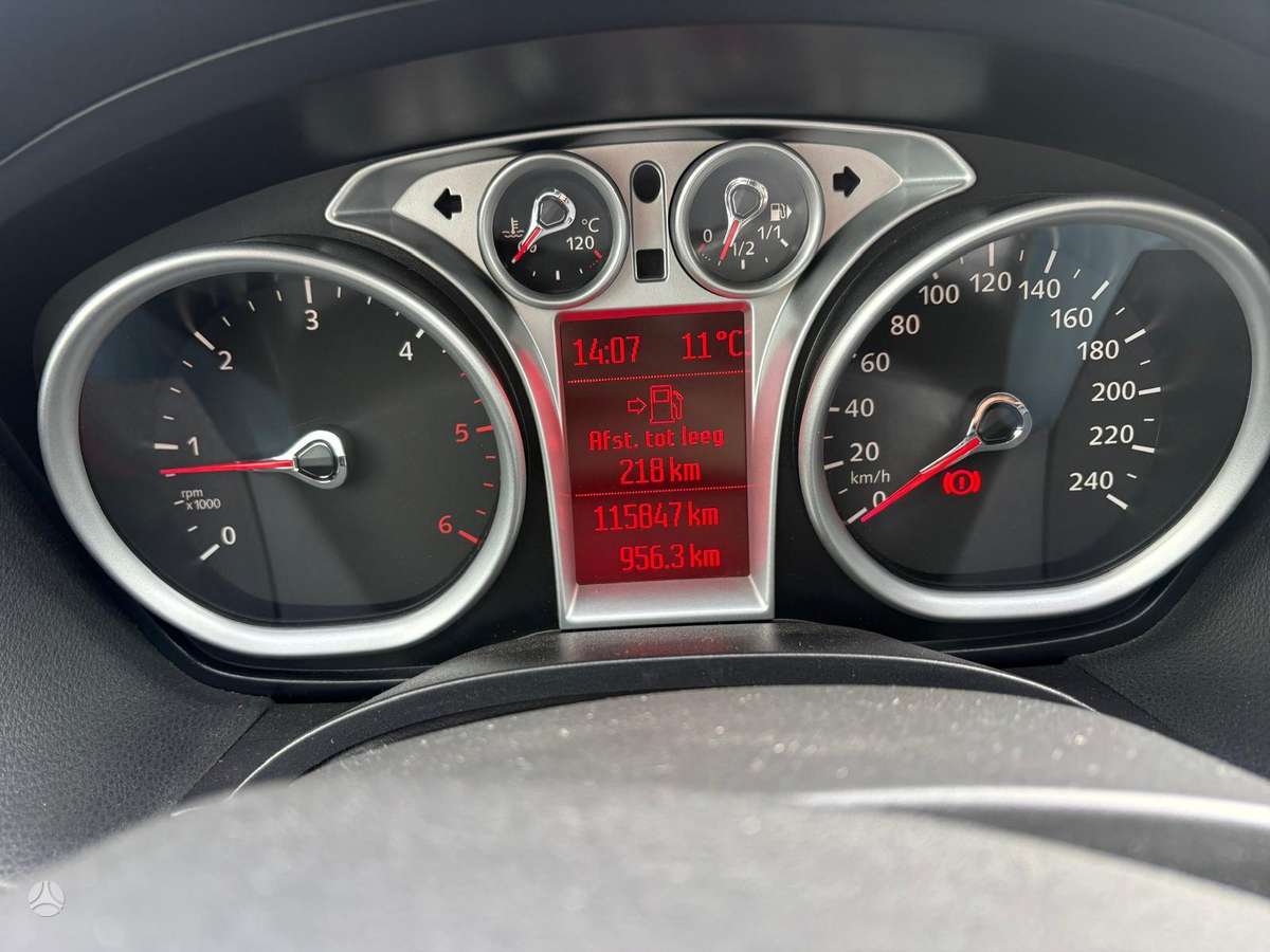 Ford Kuga 2012 — салон