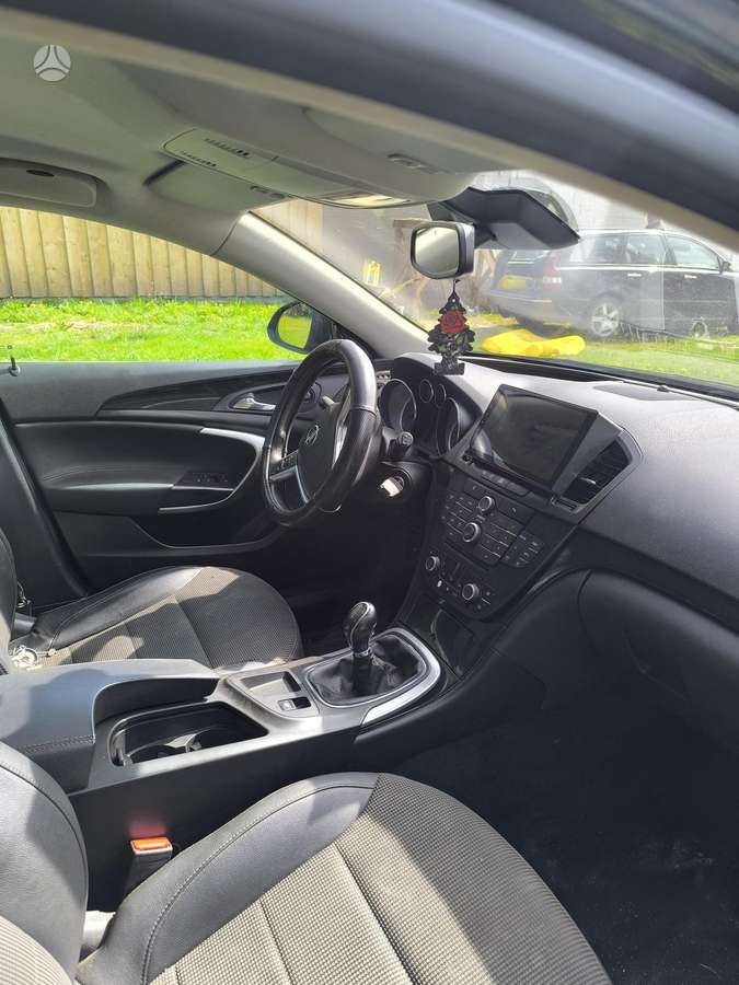 Opel Insignia 2011 — салон