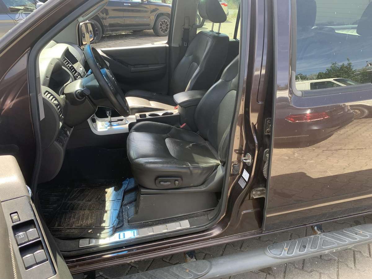 Nissan Navara 2012 — photo 11