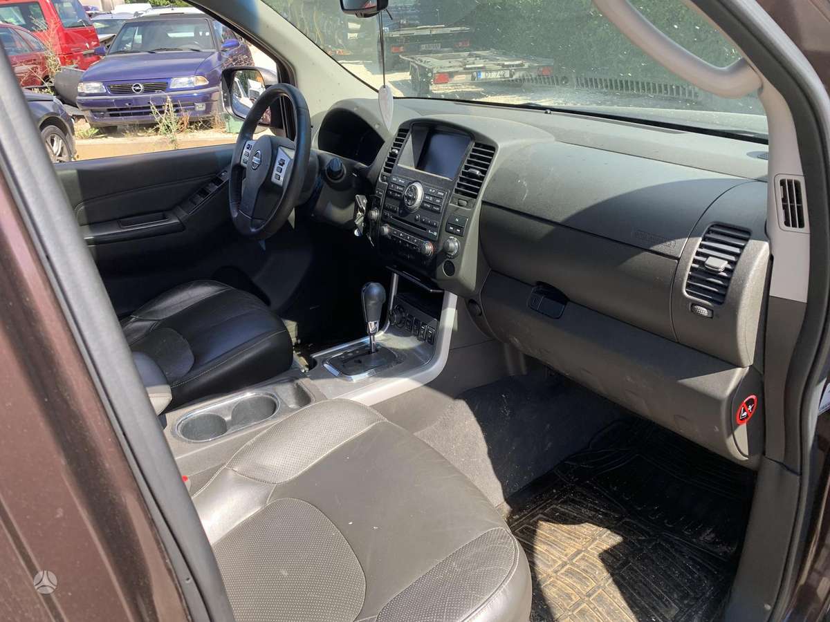 Nissan Navara 2012 — photo 20