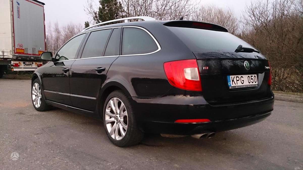 Skoda Superb 2010 — rear view