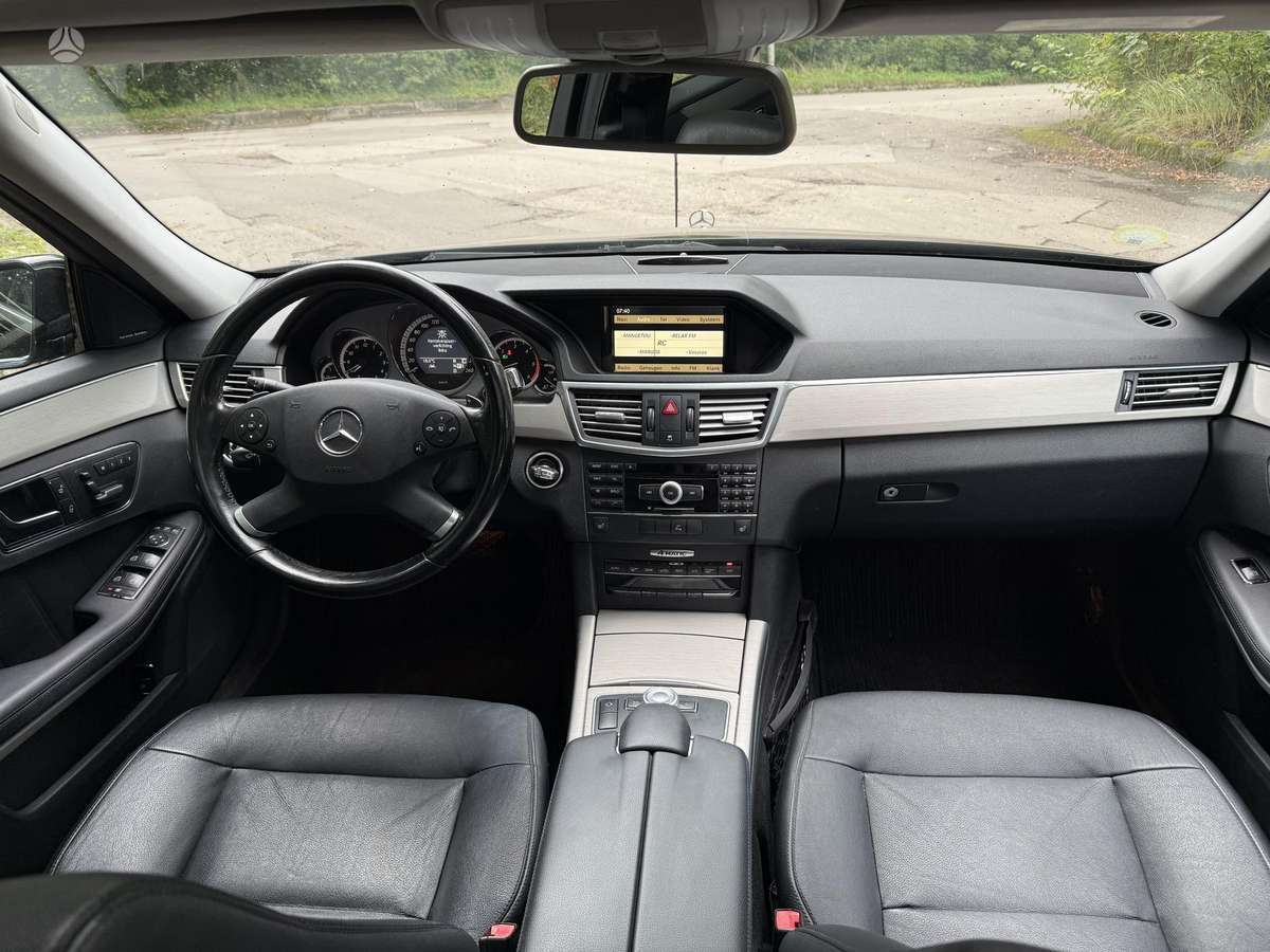 Mercedes-Benz E350 2011 — photo 12