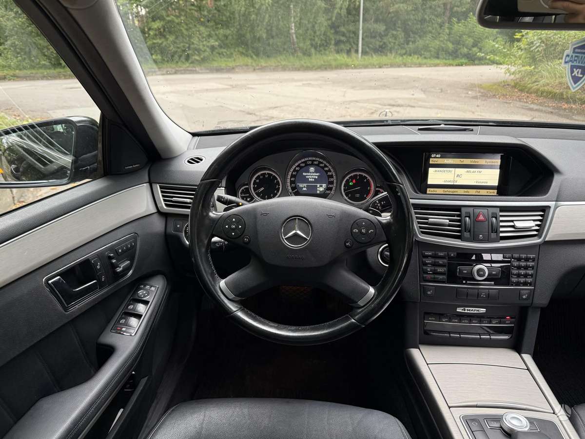 Mercedes-Benz E350 2011 — photo 13