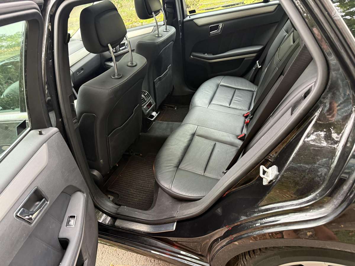 Mercedes-Benz E350 2011 — photo 14