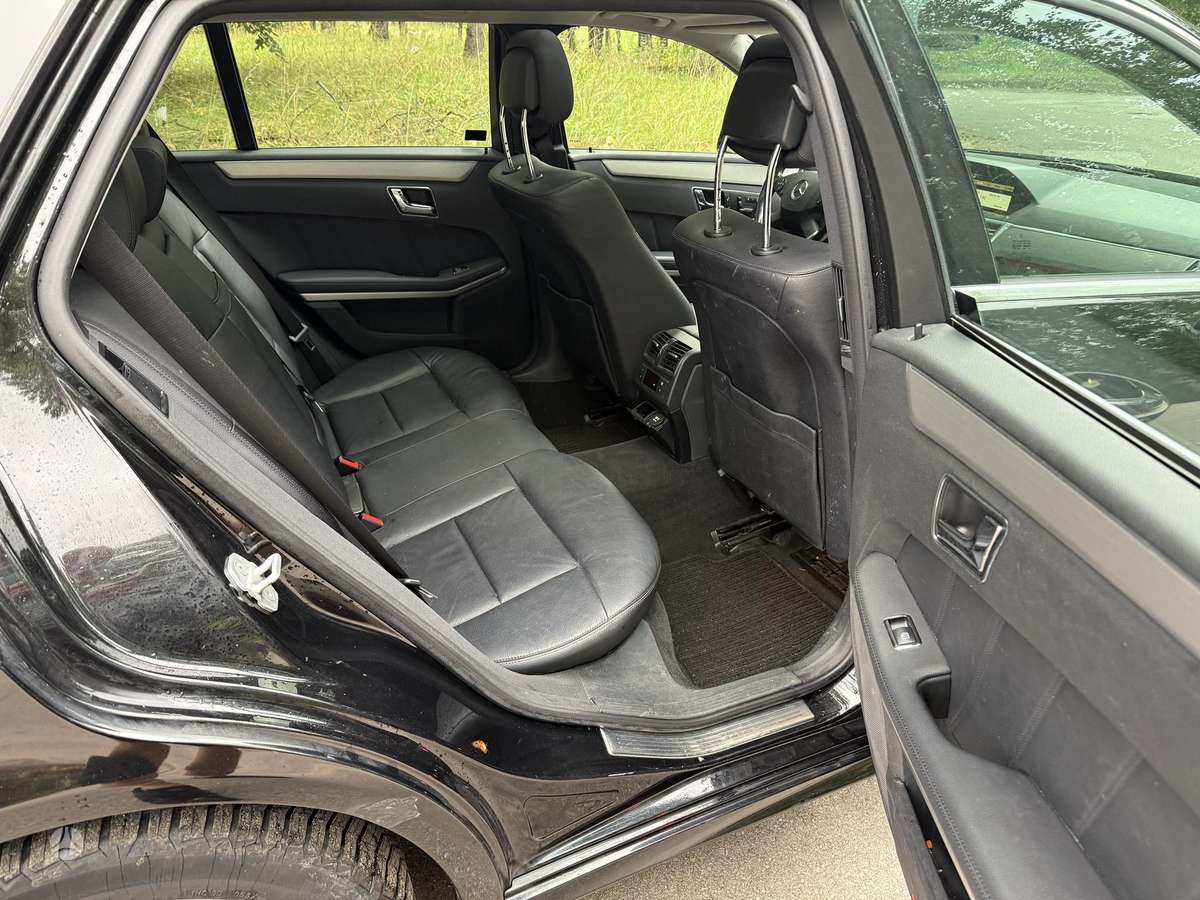 Mercedes-Benz E350 2011 — photo 16