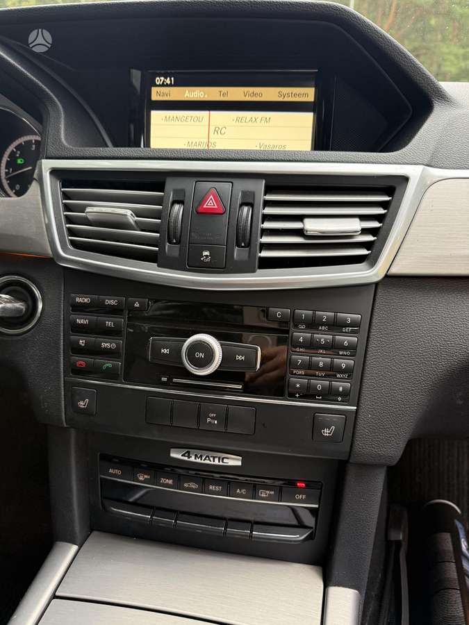 Mercedes-Benz E350 2011 — photo 18