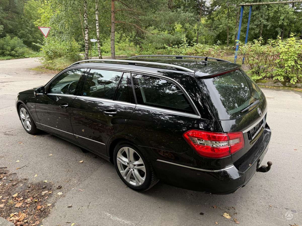 Mercedes-Benz E350 2011 — rear view