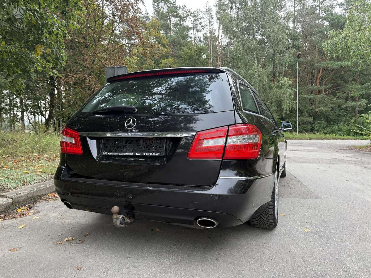 Mercedes-Benz E350 2011 — interior