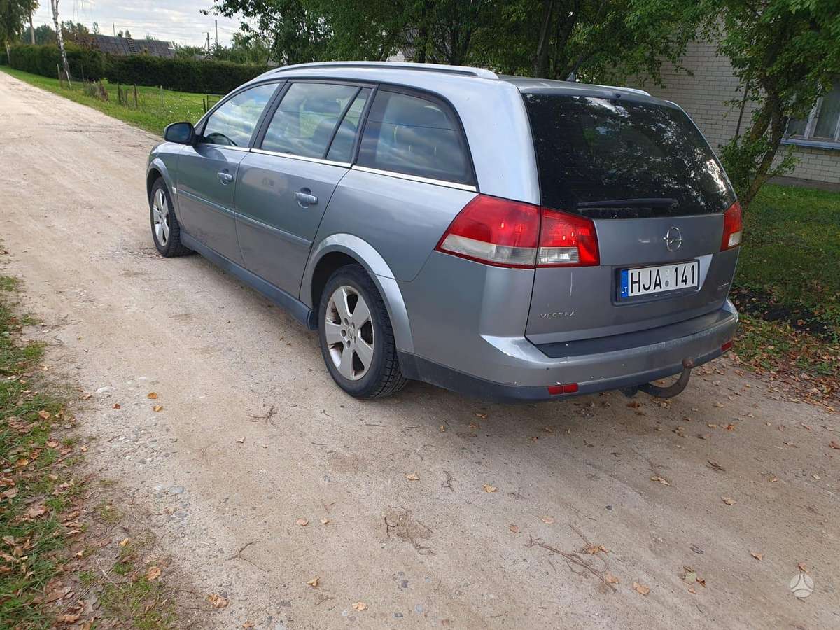 Opel Vectra 2005 — rear view