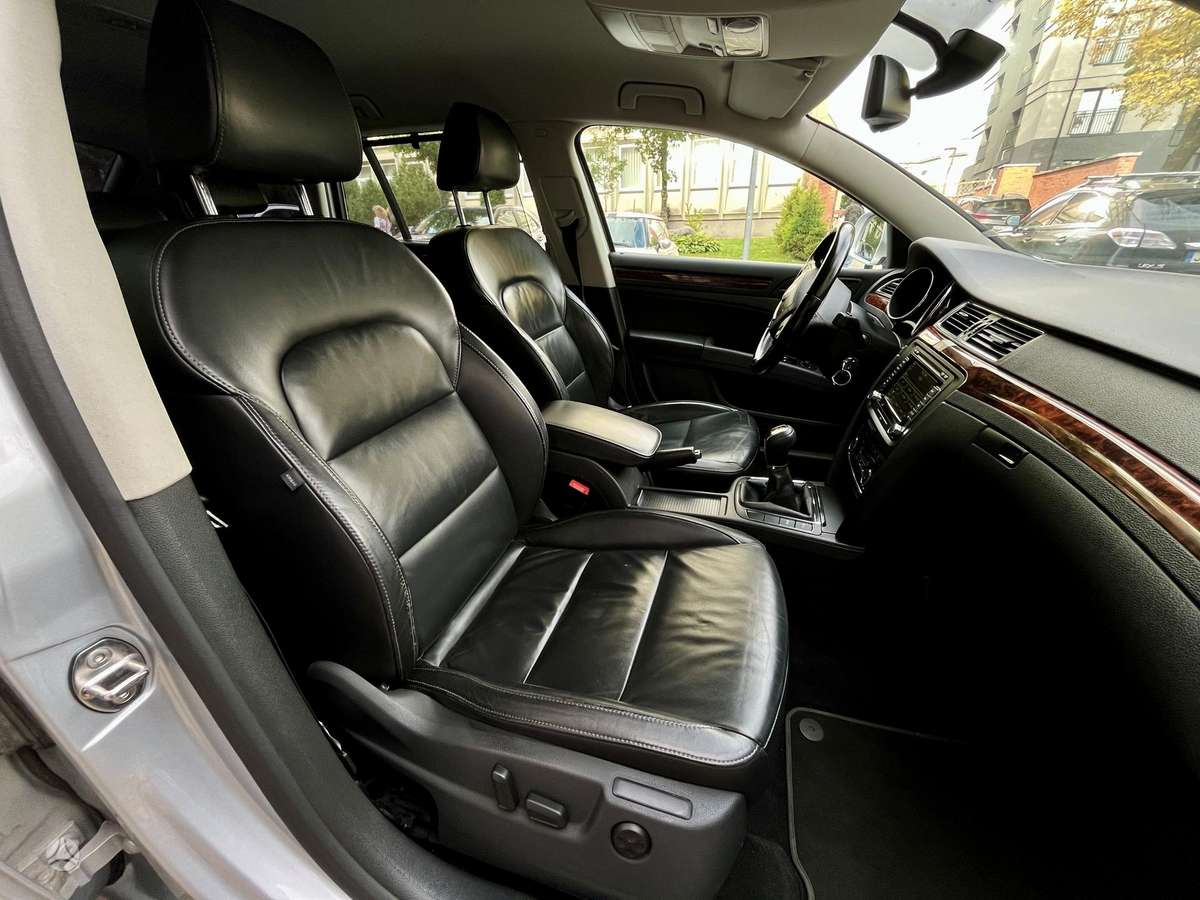 Skoda Superb 2012 — вигляд ззаду