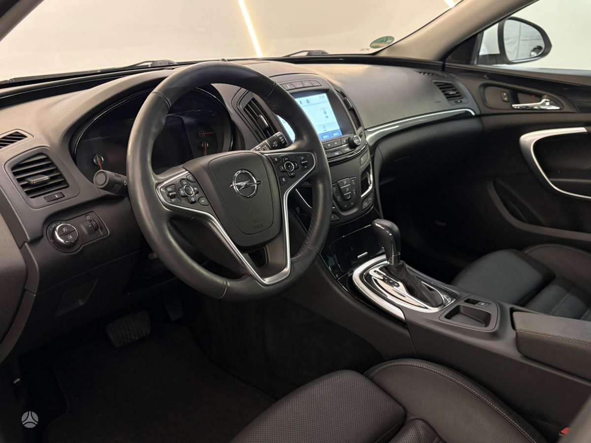Opel Insignia 2015 — rear view