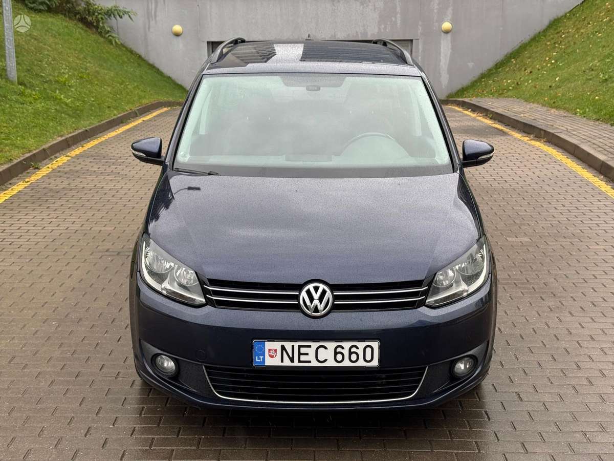 Volkswagen Touran 2011 — вигляд ззаду
