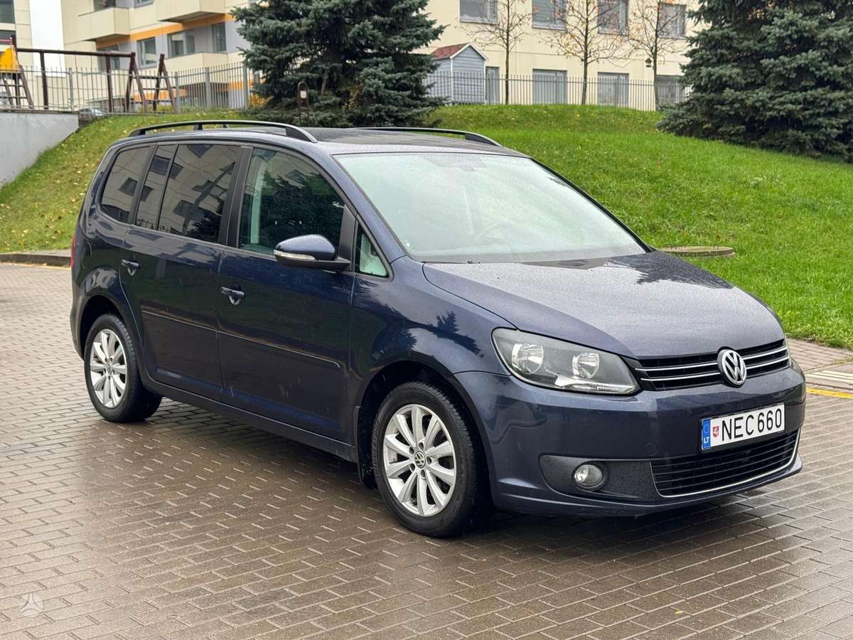 Volkswagen Touran 2011 — салон