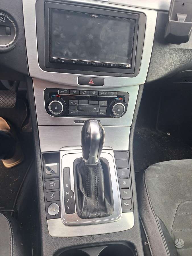 Volkswagen Passat 2011 — photo 12