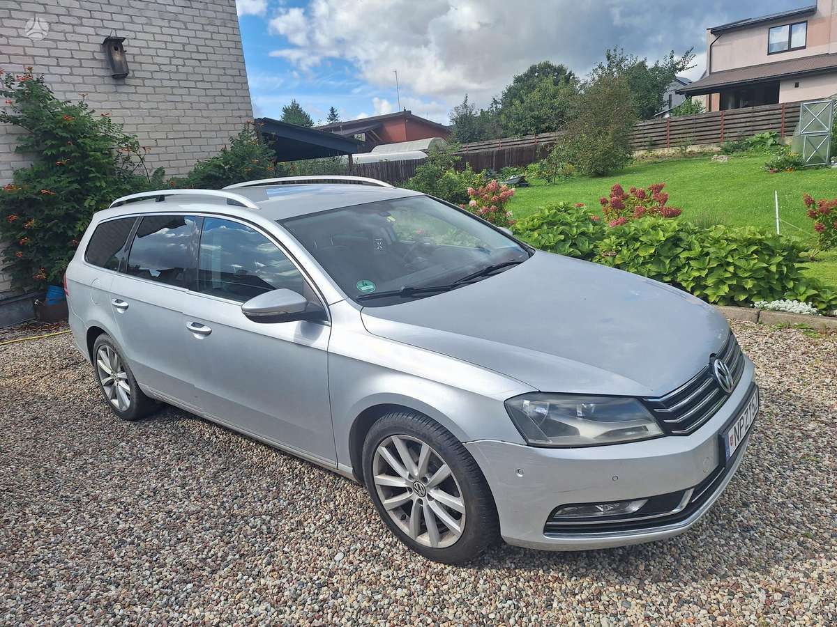 Volkswagen Passat 2011 — rear view
