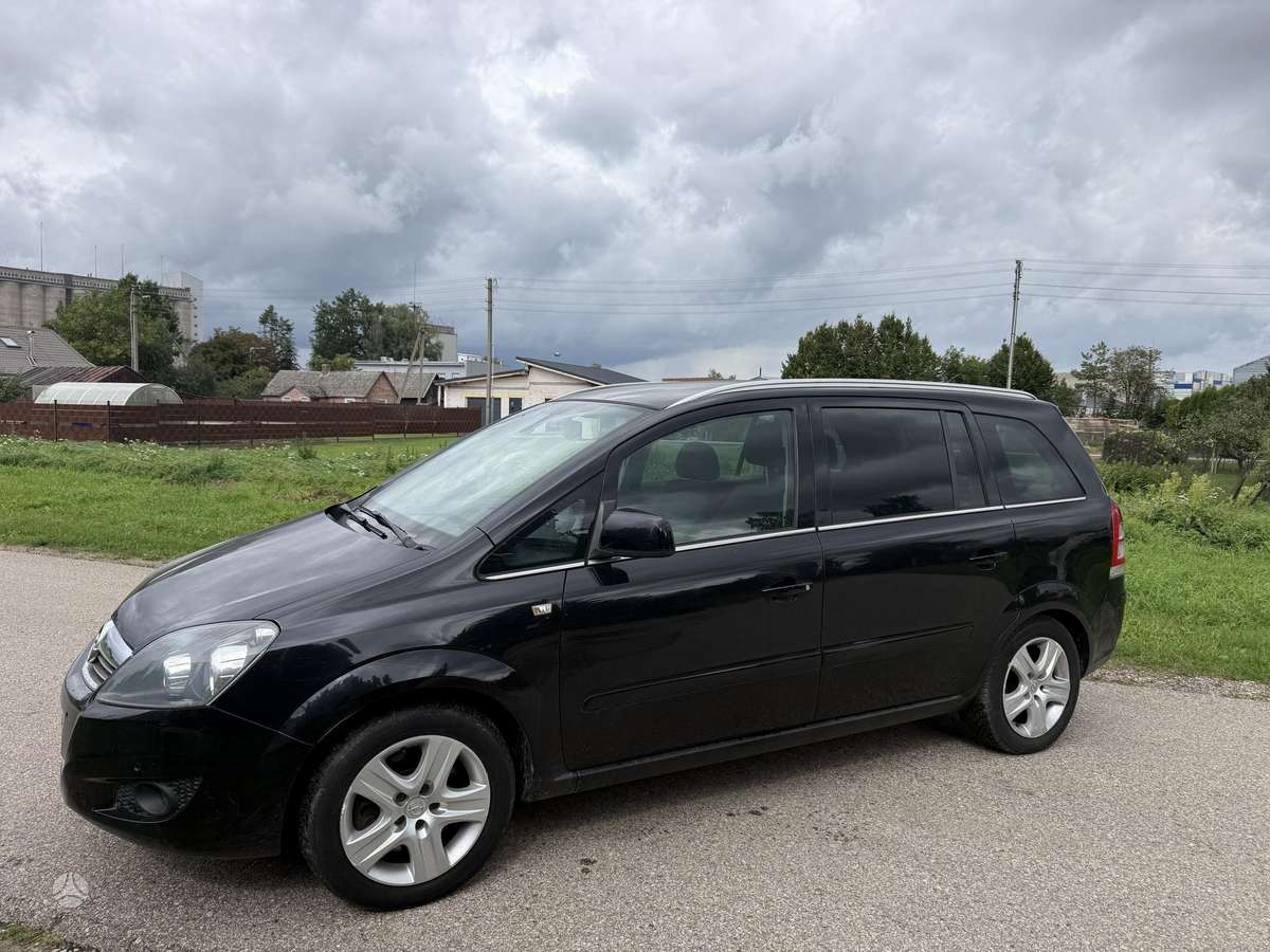 Opel Zafira 2011 — rear view