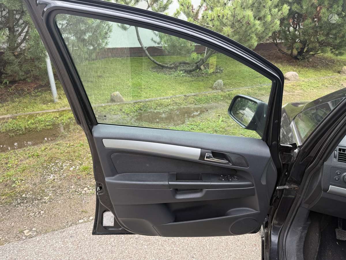 Opel Zafira 2011 — photo 7